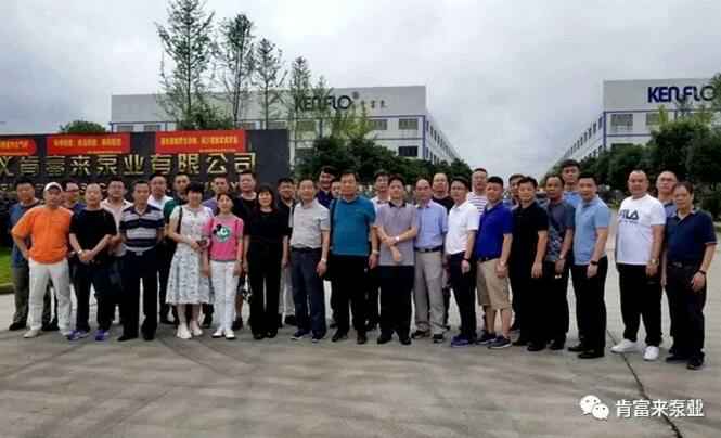 与会人员在遵义常州艺辰大数据处理有限公司有限公司大门口合影留念